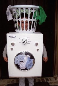 Niño disfrazado de lavadora