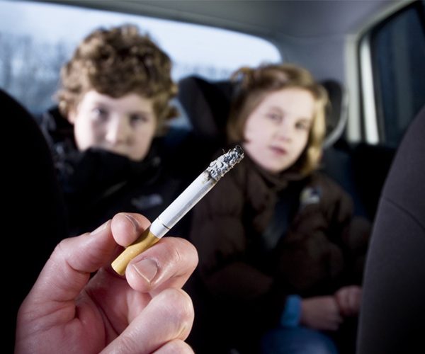 Baleares prohibirá fumar en el coche si viajan menores