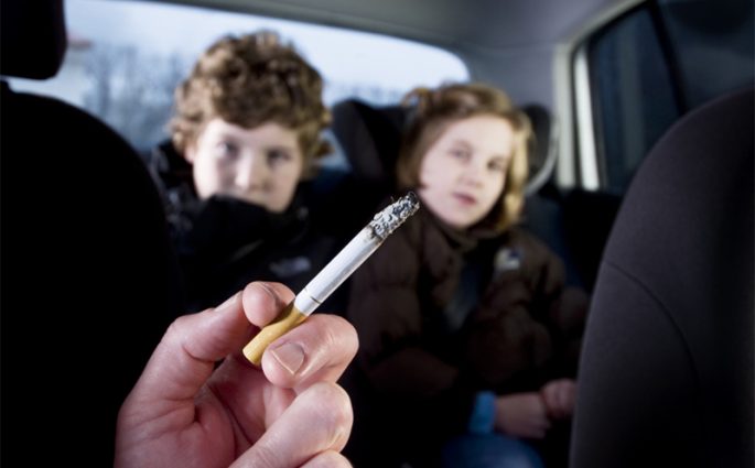 Baleares prohibirá fumar en el coche si viajan menores